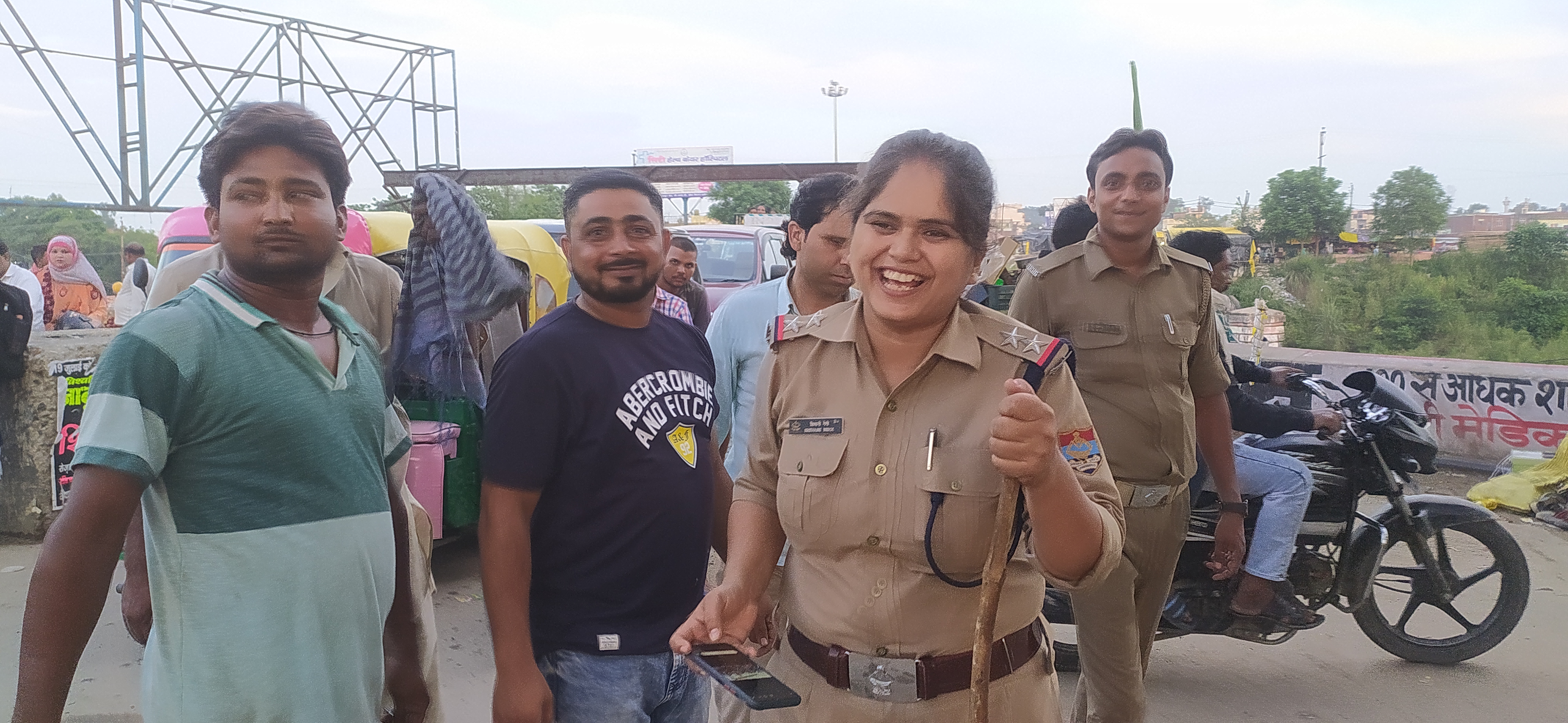 पीपल चौक पर पुलिस के भय से बेतरतीब वाहनों का खुला जाम ,,,