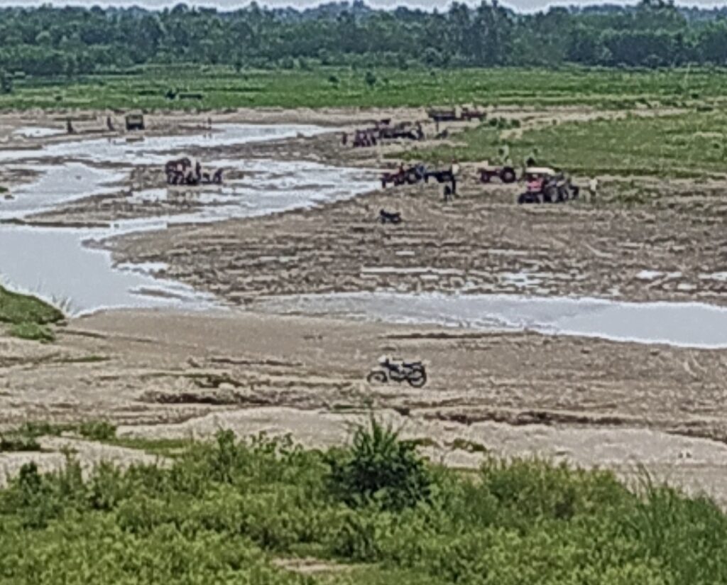 खनन माफिया थाना भगवानपुर क्षेत्र मजहिदपुर व लालवाला गांव की रतमऊ नदी का सीना चीरकर नियम विरुद्ध चल रहे स्टोन क्रेशर पर अवैध खनन के काले कारनामे को दे रहे अंजाम,प्रशासन मौन,,,