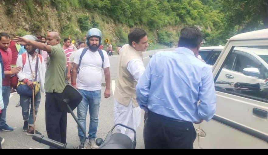 केबिनेट मंत्री सौरभ बहुगुणा ने हादसे में गम्भीर दो घायलों को अपनी कार से अस्पताल पहुंचा कर दिखाई मानवता,,,