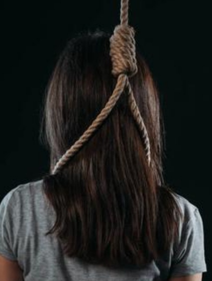 जमीनी बंटवारे को लेकर महिला ने पेड़ पर फांसी लगाकर की आत्महत्या पुलिस मौके पर पहुंची,,,