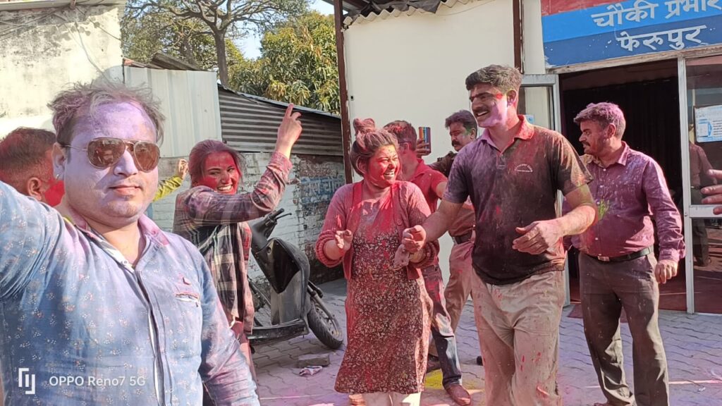 कप्तान अजय सिंह के नेतृत्व में अधिकारियों की टोली ने रंग-गुलाल उड़ाते हुए देहात के कई थाना-कोतवाली में होली की खुशियां मनाई,,,
