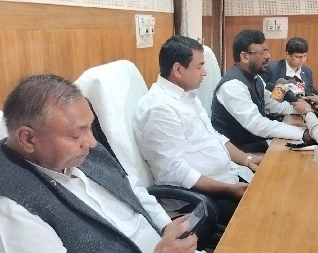 वक्फ की आय की गड़बड़ी सम्बन्धी पत्रकारों के सवाल पर वक्फ चेयरमैन ने ठहराया जिला अधिकारी को जिम्मेदार,,,