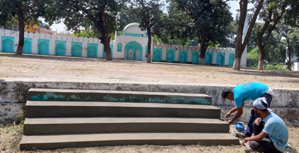 रमजान के अंतिम दौर में नगर की प्राचीन ईदगाह में चल रहा नगर निगम रुड़की के द्वारा साफ सफाई व रंग रोगन का कार्य,