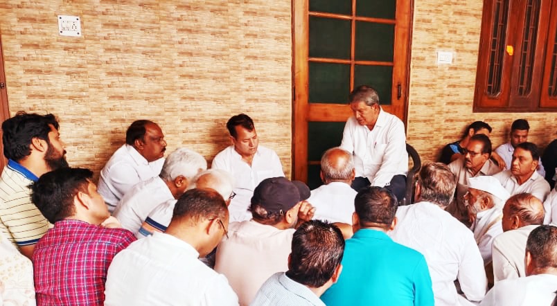 शौककुल परिवार को सांत्वना देने स्वर्गीय अमित सैनी की मौत पर पैतृक आवास पहुंचे हरीश रावत,,,