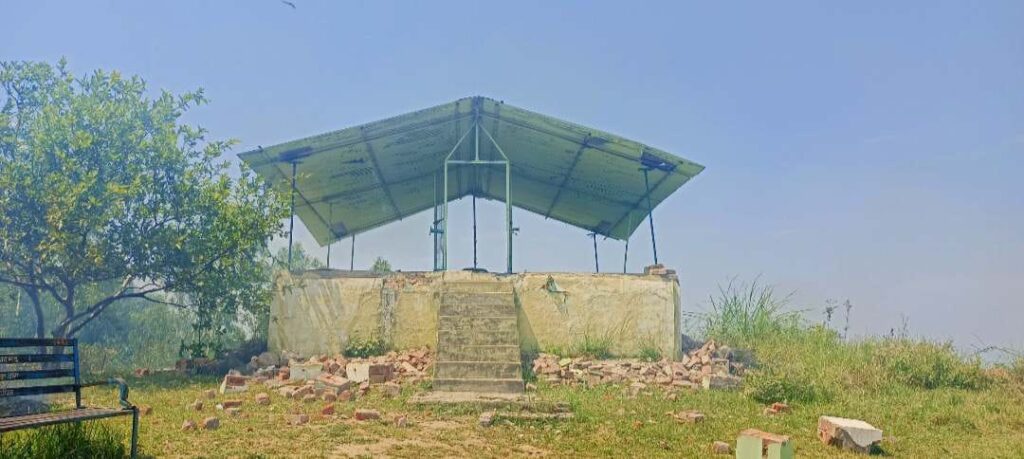 सिकरौड़ा के जंगल मे बने एक मजार को वनविभाग की टीम हटाने पहुँची थी,टीम ग्रामीणों के विरोध पर लौटी बैरंग,,,