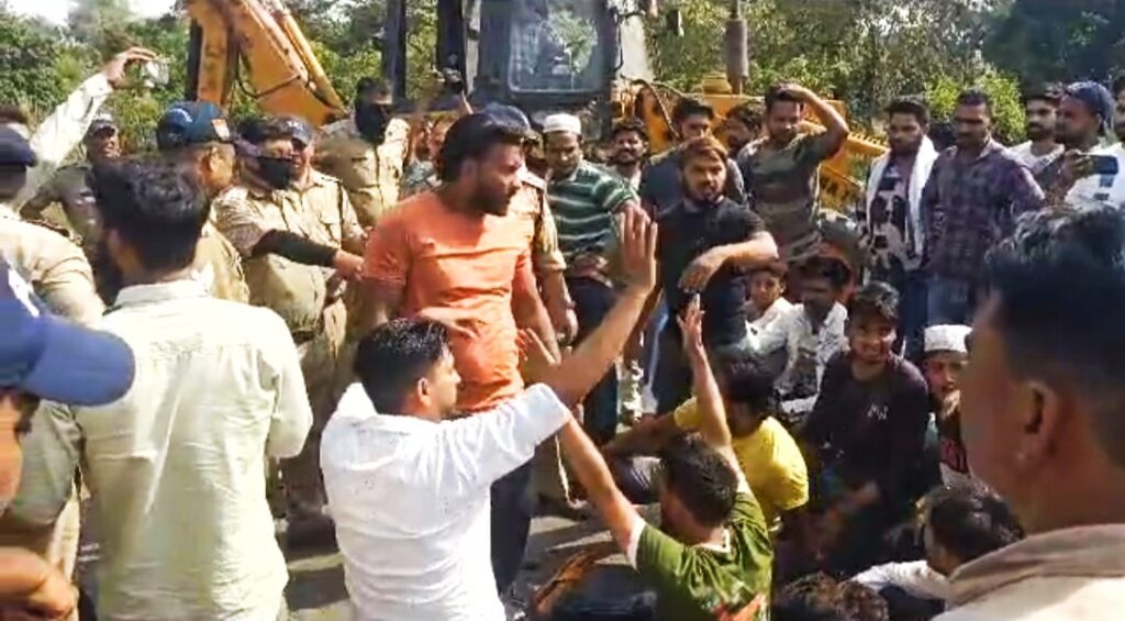 गंगनहर पटरी से मजार हटाने की कार्यवाही पर मोके पर मौजूद लोगों ने उठाये सवाल, हंगामा बढ़ता देख पुलिस ने किया हल्का बल प्रयोग,,,