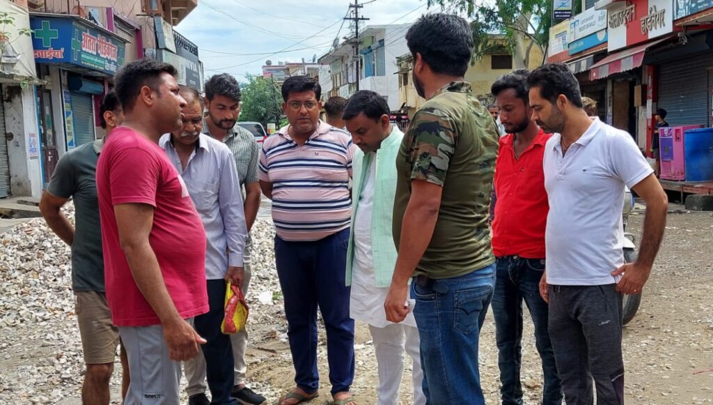 कौन सी सड़क निर्माण कार्य अधूरा पड़े रहने पर मेयर गौरव गोयल ने जताई नाराजगी,ठेकेदार को हड़काया,,,