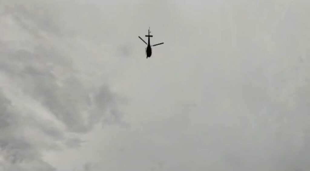 एडीजी लॉ एंड ऑर्डर वी मुरुगेशन और एसएसपी अजय सिंह ने हेलीकॉप्टर से पूरे कावड़ मेला क्षेत्र का किया भ्रमण जगह-जगह पर कांवड़ यात्रियों पर की पुष्प वर्षा ,,,