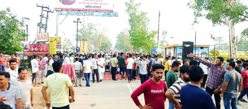 जलभराव की समस्या का समाधान न होने पर पूर्व मुख्यमंत्री हरीश रावत ने वरिष्ठ कोंग्रेस नेताओ के साथ साउथ सिविल लाइन सड़क पर दिया धरना,,,