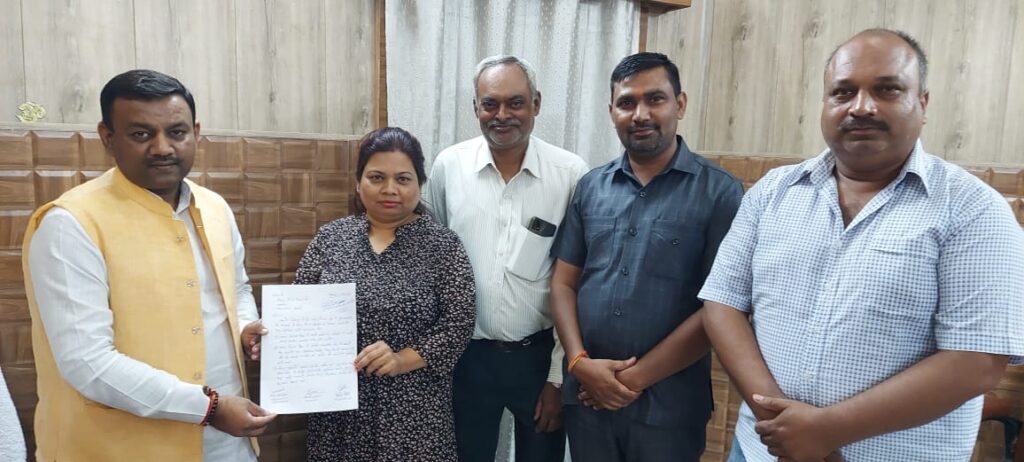 निगम क्षेत्र में कीटनाशक दवाइयों का छिड़काव व नालों पर बने स्थायी निर्माण हटाने की कोंग्रेस प्रतिनिधिमंडल ने ज्ञापन देकर की मेयर से मांग,,,