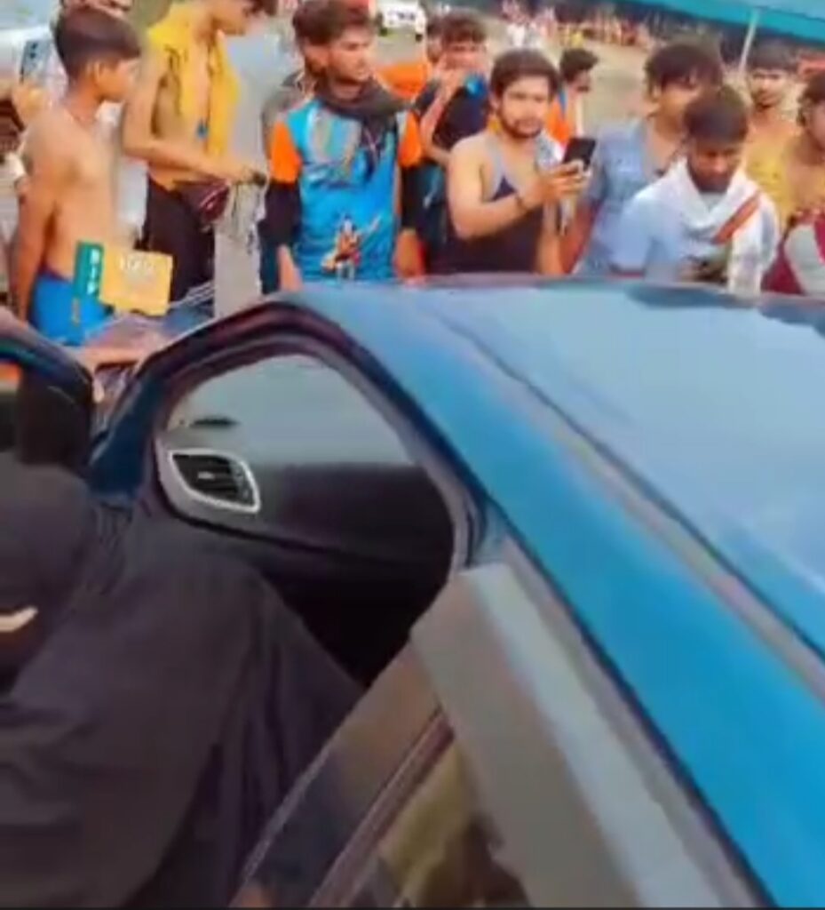 सोमवार को कावड़ियों के विवाद होने पर टिकोला के  प्रताप सिंह की कार में लिफ्ट मांगकर बैठी मुस्लिम महिला के साथ भी हो सकती थी अनहोनी,,,