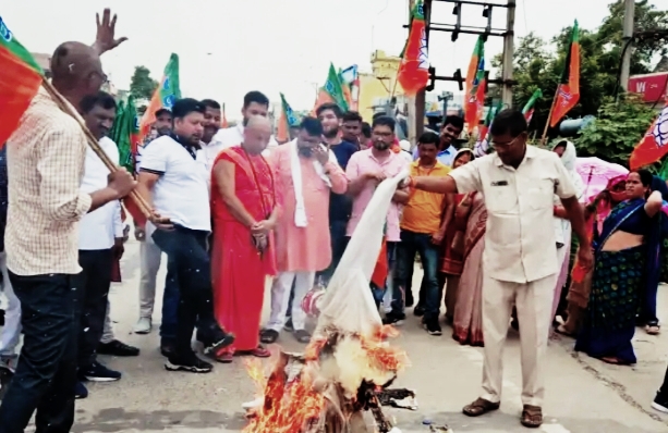 जानिये:-विधायक उमेश का क्षेत्रवासियों ने क्यों किया पुतला दहन,ओर क्या क्या लगाये आरोप,,,