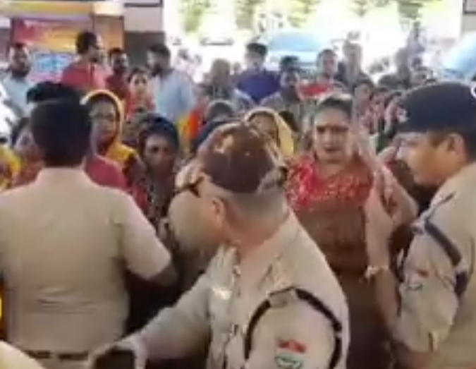 जानिये:-ऋषिकेश रेलवे स्टेशन पर केबिनेट मंत्री प्रेमचंद अग्रवाल मुरादाबा,भावना पांडेय जिंदाबाद,,,