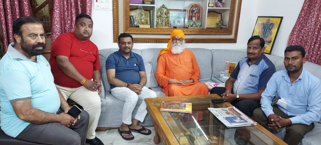 टपकेश्वर महादेव मंदिर के दिगंबर श्री भरत गिरी महाराज ने पूर्व मेयर के आवास पहुंच दिया गौरव गोयल को आशीर्वाद,,,