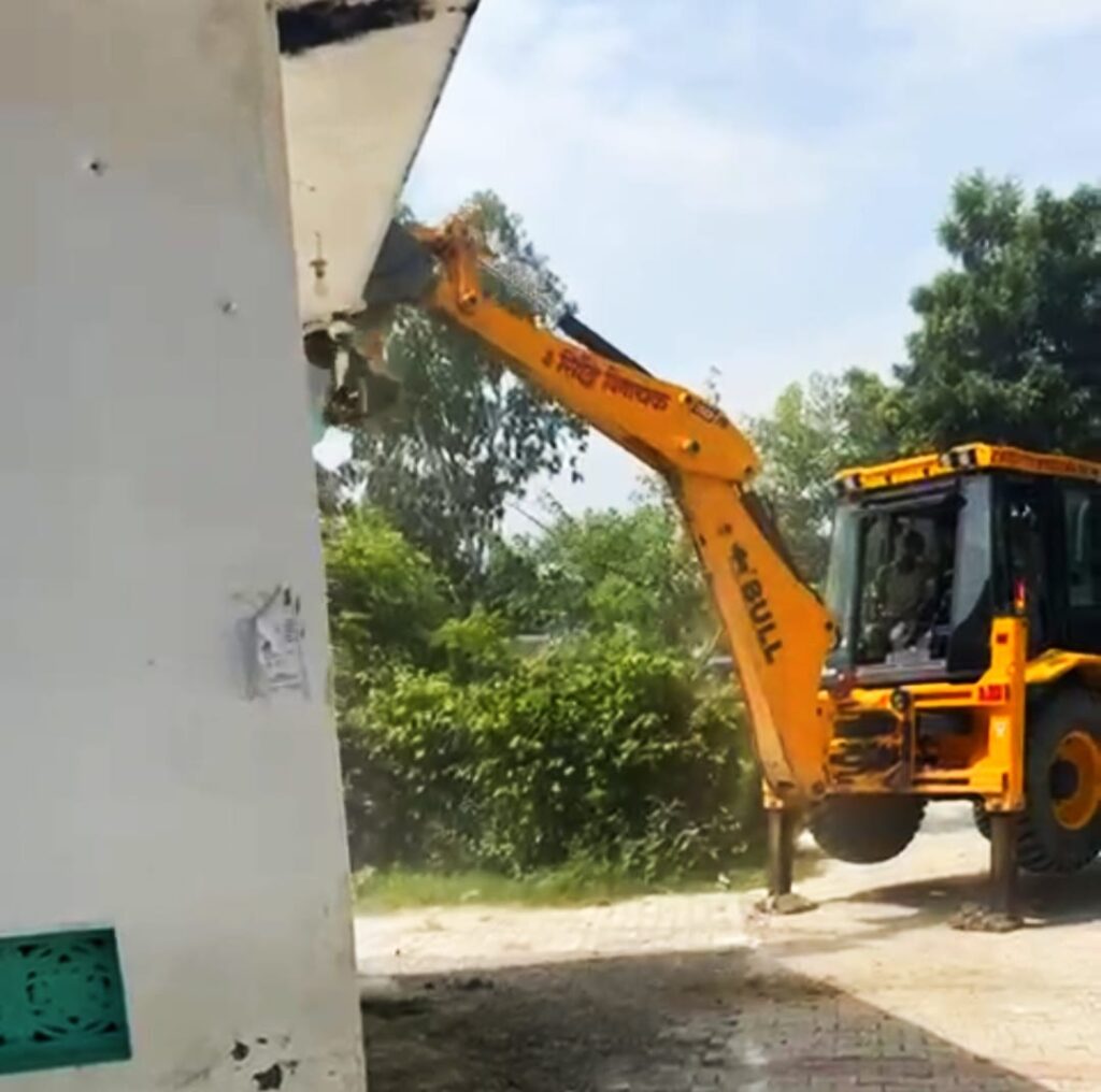 कांवड़ मेला सम्पन्न होने के उपरांत धर्म नगरी में फिर मजारो पर चला बुलडोजर,,,