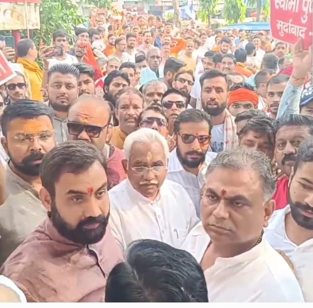 भागवत कथा के दौरान पंडितों के बारे में अपशब्द कहने पर हरिद्वार के ब्राह्मण समाज के लोग पूर्व मंत्री/विधायक मदन कौशिक के साथ थाने पहुंचे,,,