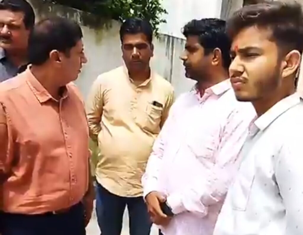 इंतजार की घड़ियां खत्म :-शहर की बेशकीमती सम्पत्तियों पर कब्जे व अन्य विवादों में उलझे शहर विधायक आखिर  पहुंच ही गये गणेशपुर,,,