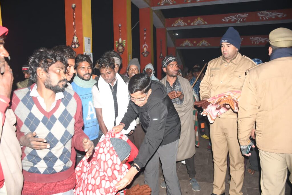 जिलाधिकारी धीराज सिंह गबर्याल और एसएसपी प्रमेन्द्र डोबाल गुरुवार की रात सड़क पर उतरे और घूम घूम कर कंबल और गरमा गरम चाय बांटी,,,
