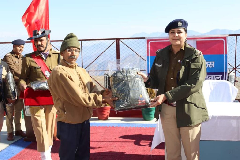 वरिष्ठ पुलिस अधीक्षक श्रीमती श्वेता चौबे ने थाना धुमाकोट, रिखणीखाल, थैलीसैंन ओर पैठानी थाना क्षेत्र के अंतर्गत कार्य कर रहे ग्राम प्रहरियों को कड़ाके की सर्दी में गर्म वर्दी की भेंट ,,,