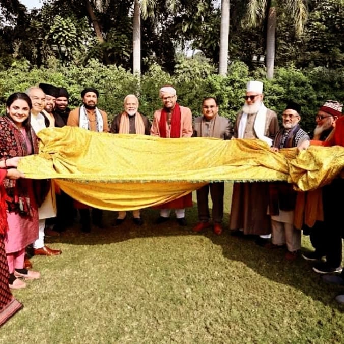 प्रधानमंत्री नरेंद्र मोदी ने सूफियों के हाथ सौंपीं अकीदत की चादर,