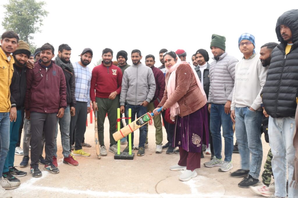 कलियर विधान सभा के भारापुर भौंरी में किर्केट टूर्नामेंट के उद्घाटन में पहुंची धाकड़ दीदी भावना पांडेय,,,