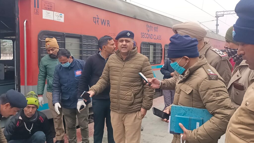 ट्रेन में एक युवक का शव मिलने से फैली सनसनी ,,,