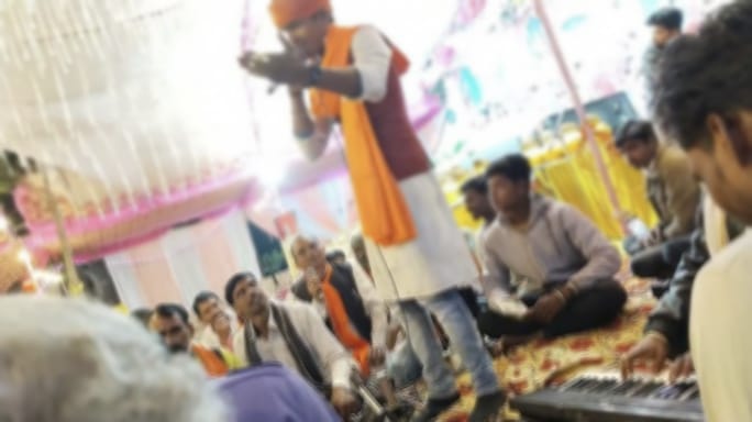 भजन कीर्तन की धुन पर अर्धनग्न होकर नाच रहे पड़ोसी को रोकना एक युवती की जान पर पड़ा भारी ,युवती की मौत,,,