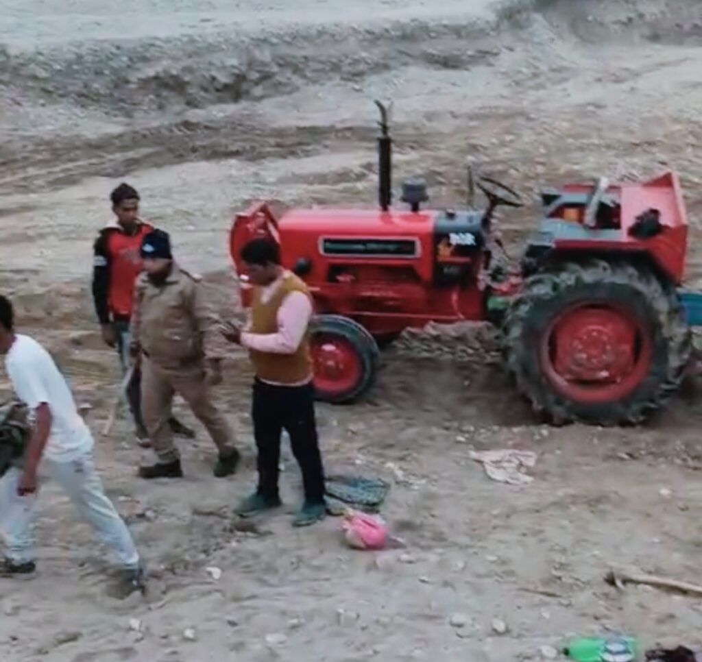 अवैध खनन माफिया के हौसले बुलंद शिकायतकर्ता को ही पुलिस के सामने धमकाते नजर आए खनन माफिया,,,