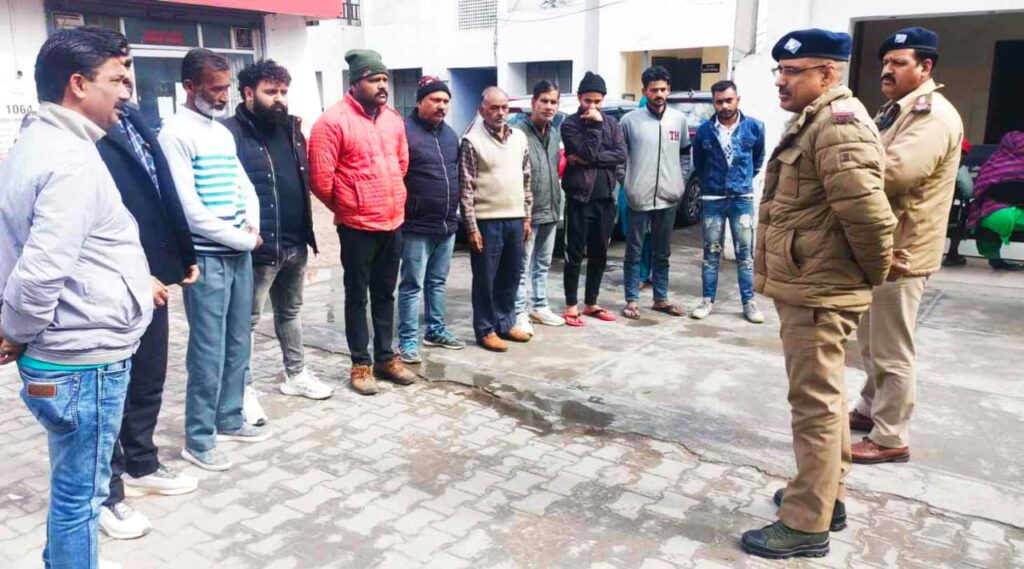 कप्तान प्रमेंद्र डोबाल के निर्देश पर शहर कोतवाली और ज्वालापुर कोतवाली की पुलिस ने अपने-अपने क्षेत्र के हिस्ट्रीशीटरों की कराई परेड ,,,