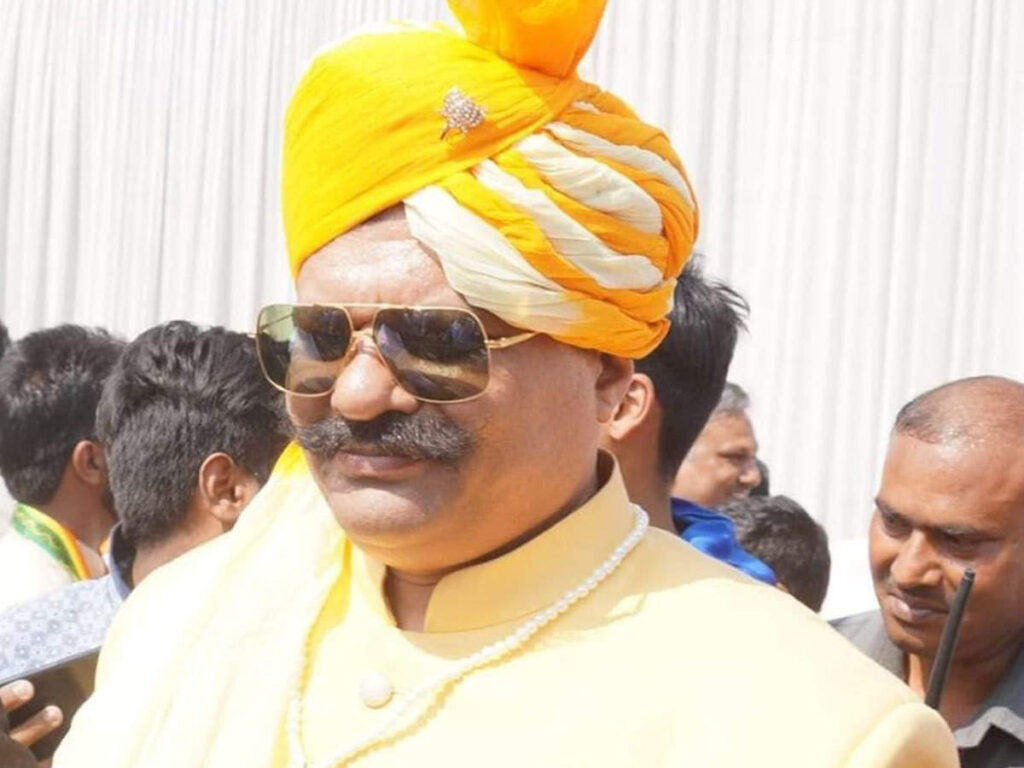 पूर्व विधायक कुंवर प्रणव सिंह चैंपियन ने अपने ही सुरक्षा में तैनात एक पुलिसकर्मी के साथ की अभद्रता,,,