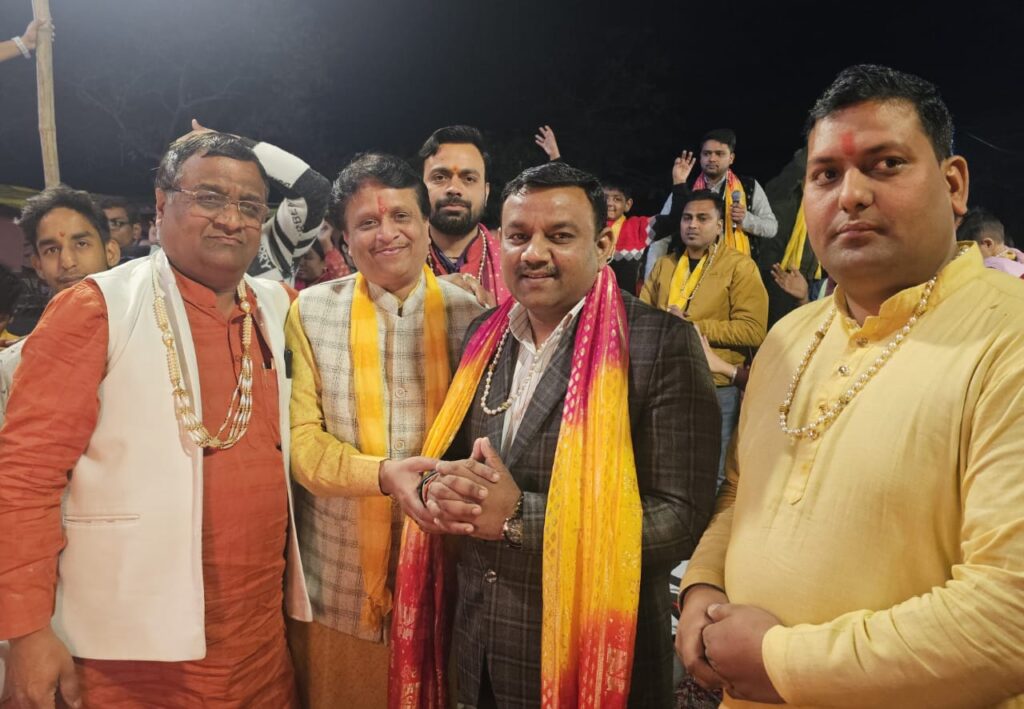 श्री खाटू श्याम भजन संकीर्तन में देर रात तक झूमे भक्तगण,पूर्व मेयर गौरव गोयल ने की पूजा-अर्चना,,,