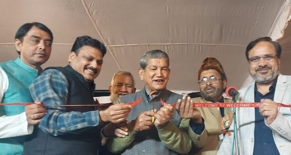 कवि सम्मेलन व मुशायरा का शुभारंभ हरीश रावत द्वारा फीता काटकर किया गया।अपने संबोधन में उन्होंने कहा कि कवि सम्मेलन व मुशायरा आपसी भाईचारे का प्रतीक ,,,