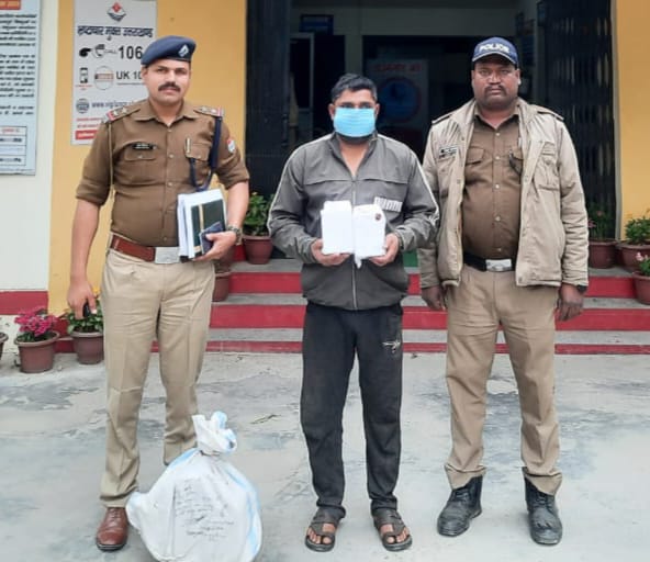 रानीपुर क्षेत्र में पुलिस ने मुखबिर की सूचना पर दादूपु गांव में छापा मारा। यहां एक घर के अंदर गौकशी होती मिली।,,