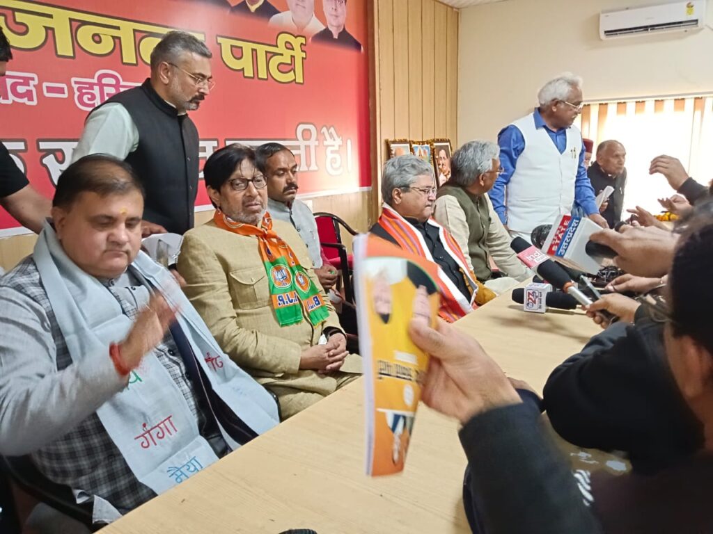 हरिद्वार लोकसभा सीट के दावेदारों को लेकर चल रही कश्मकश के बीच पूर्व मुख्यमंत्री त्रिवेंद्र सिंह रावत की हरिद्वार में अचानक बढ़ी स्किर्यता,,,