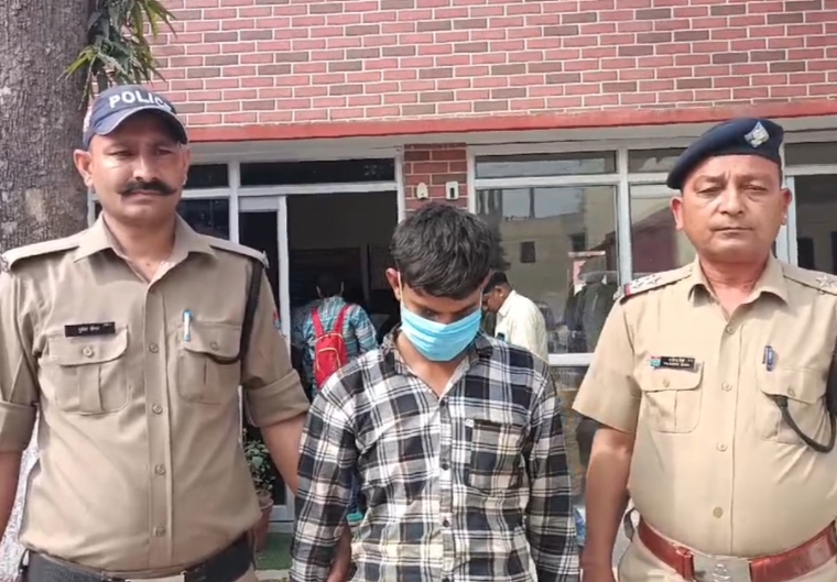 हरियाणा से छोटे हाथी के माध्यम से लौकी की सब्ज़ी में छुपाकर लाई जा रही 100 पेटी शराब के साथ तस्कर को पुलिस ने धरा,,,
