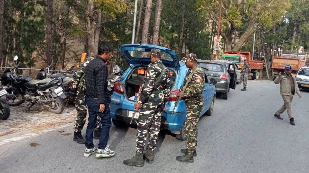 लोकसभा चुनाव में पुलिस की चेकिंग में नशा सामग्री और नकदी पकड़े जाने का सिलसिला जारी,स्विफ्ट डिजायर कार से 33 लाख रुपए की नकदी बरामद,,,
