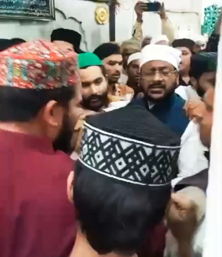 दरगाह मामूर (बंद) होने के बाद भाजपा के एक राष्ट्रीय नेता को दरगाह खोलकर हाजिरी कराने का गद्दीनशीन के चेले चपाटो ने किया विरोध,,,