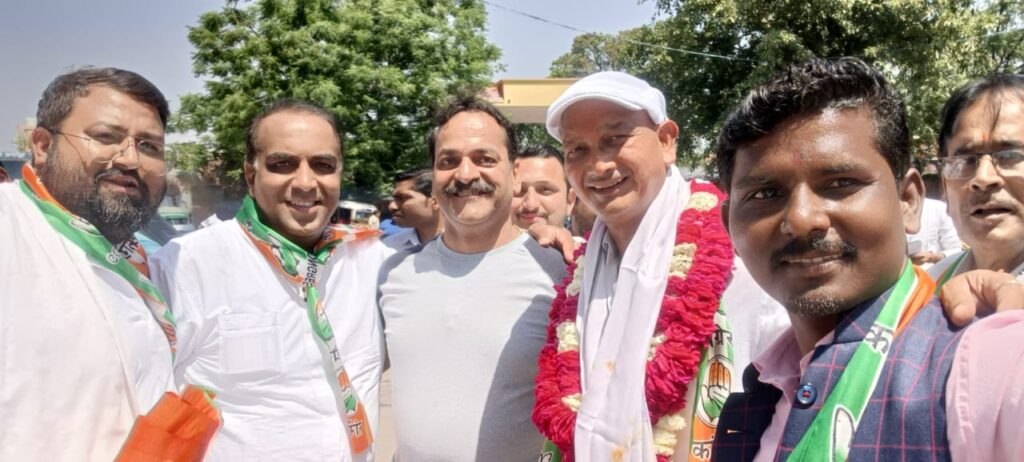 कांग्रेस प्रत्याशी वीरेंद्र रावत ने कार्यकर्ताओं के साथ कनखल में विष्णु गार्डन, कृष्णा नगर, चैक बाजार और दक्ष मंदिर क्षेत्र में जनसंपर्क कर की वोट अपील,,,