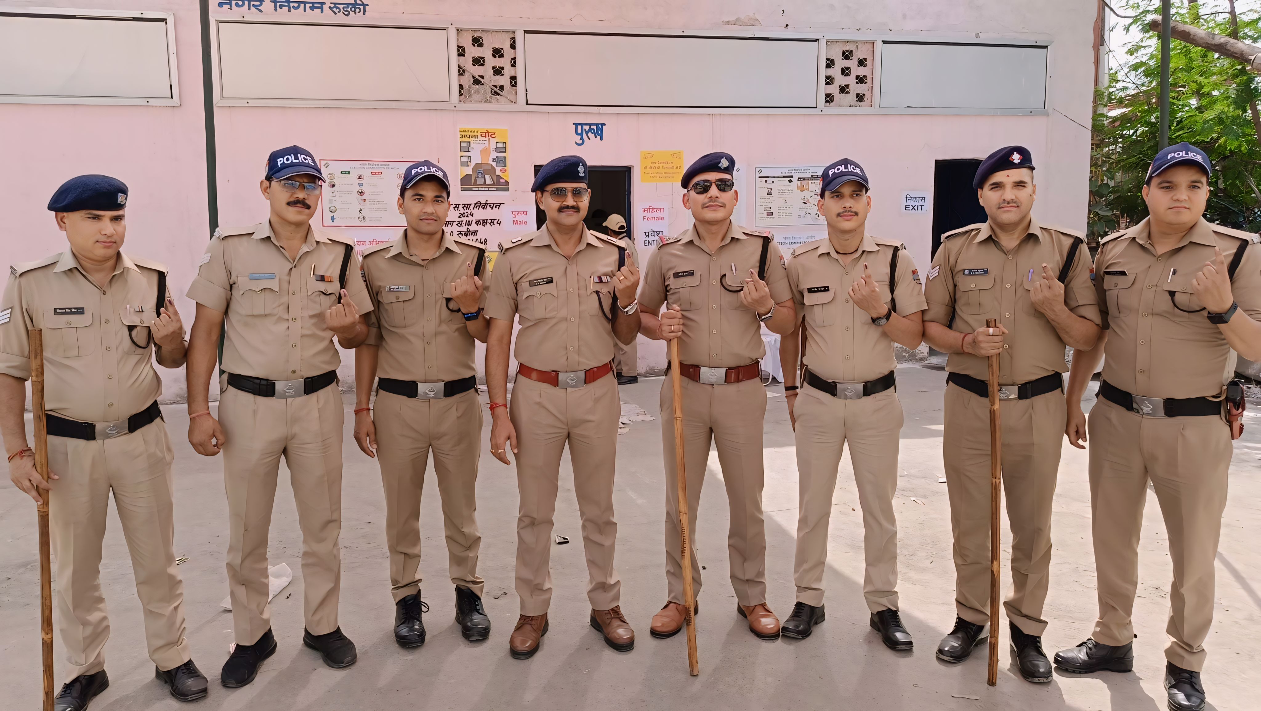 एसपी देहात स्वप्न किशोर सिंह के नेतृत्व में अपने अधीनस्थ कर्मचारियों के साथ सम्पूर्ण चुनाव कार्यकाल में जिस लगन,कर्तव्य परायणता और तत्परता के साथ अपनी कार्यशैली के द्वारा इतिहास बनाया,