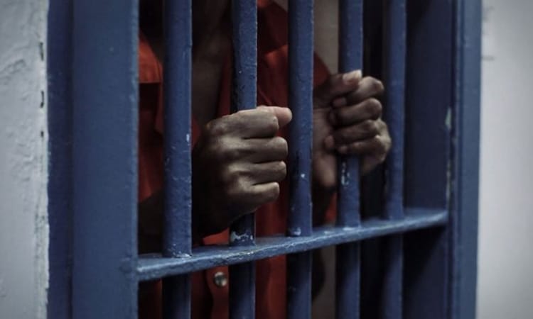 हवालात में बंद पिता को मोबाइल फोन पकड़ा रहे किशोर को रोकना एक सिपाही को पड़ा महंगा,,,