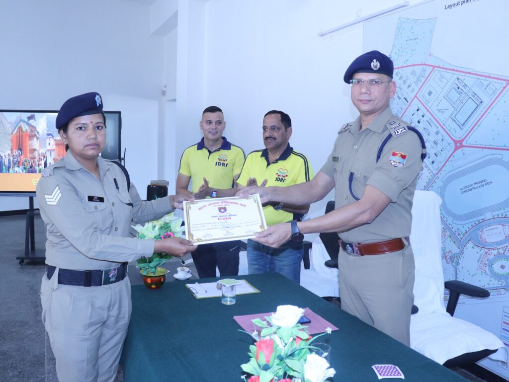 महिला रेस्क्यूर को भी SDRF की विभिन्न पोस्टों पर तैनात किया जा रहा है, चारधाम यात्रा मार्ग पर तैनात होने वाली SDRF महिला रेस्क्यूर श्रद्धालुओं को रेस्क्यू करने में महत्वपूर्ण भूमिका निभाएगी,,,