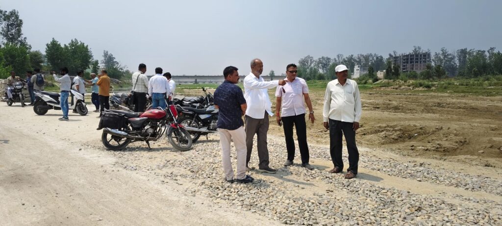 कांग्रेस जिलाध्यक्ष ने किया रपटें का निरीक्षण:  पुल का निर्माण न होने को लेकर सरकार पर उठाए सवाल,,,कांग्रेस महानगर राजेन्द्र चौधरी