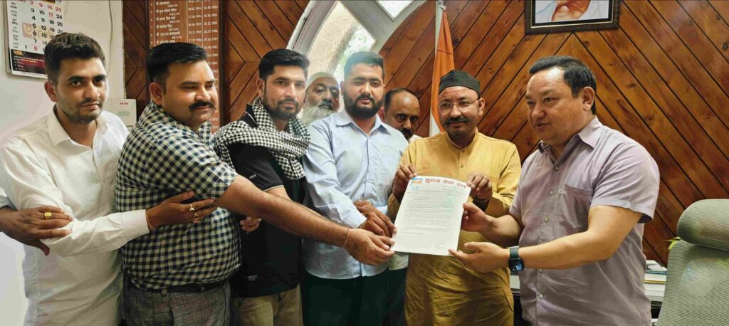 सुराज सेवा दल के अध्यक्ष रमेश जोशी के नेतृत्व में दल के कार्यकर्ताओं ने जिलाधिकारी हरिद्वार के माध्यम से माननीय मुख्यमंत्री को भेजा ज्ञापन,,,