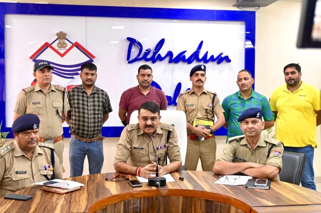 एसएसपी देहरादून अजय सिंह ने स्वयं कमान सभांलते हुए ब्लांइड मर्डर केस की मिस्ट्री को सुलझाया।,,,