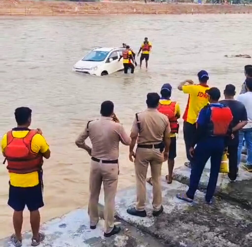 पहाड़ों में लगातार हो रही बारिश के बीच अचानक कई गाड़ियां गंगा में बहकर पहुंची हर की पैड़ी,,,
