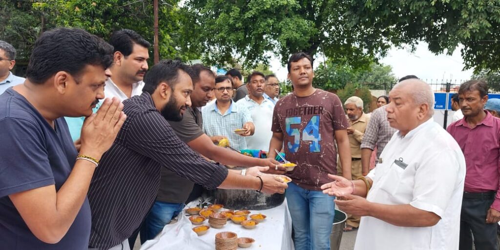 अंतराष्ट्रीय वैश्य महासम्मेलन पर वैश्य समाज के बंधुओं ने किया प्रसाद वितरण का कार्यक्रम,,,