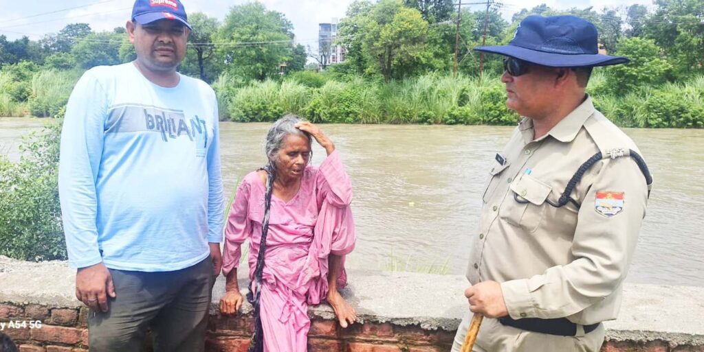 अपराधियों पर नकेल कसने के साथ ही उत्तराखंड मित्र पुलिस मुसीबत के समय में मददगार बनने से भी नही रहती पीछे,,,