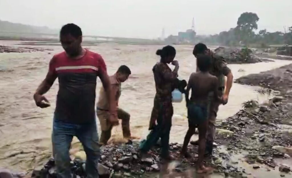 मुनि की रेती थाना क्षेत्र में चंद्रभागा नदी में अचानक पानी का तेज बहाव आने पर एक बालक और एक बालिका बीच में फंसे,,,