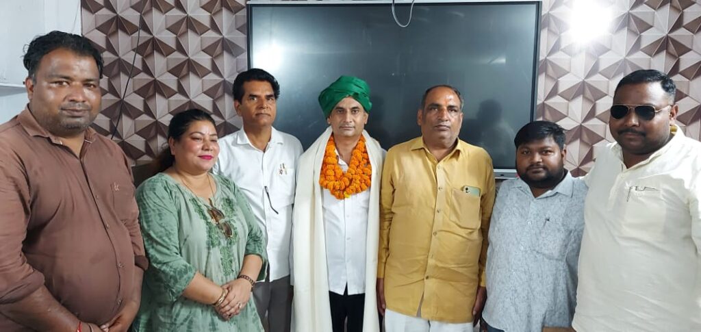 किसान कामगार मोर्चा के राष्ट्रीय अध्यक्ष ने पीसीएस बनने पर मोहम्मद उवैस का पगड़ी आदि पहनकर किया सम्मान,,,