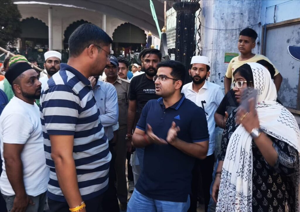 ज्वाइंट मजिस्ट्रेट आशीष कुमार मिश्रा पिरान कलियर पहुँचे जहा उन्होंने पहले दरगाह साबिर पाक में हाजिरी लगाकर खिराज ए अक़ीदत पेश की, उसके बाद मेला क्षेत्र का निरीक्षण किया,,,